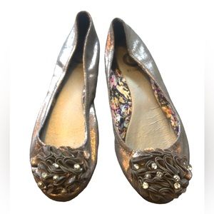 G by Guess Flats in Gray with Flower Accents Size 7M